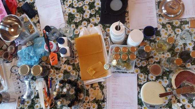 Tvålkursen kl 10.00-13.30 i Bollebygd. Vi gjorde fast tvål från grunden, riven tvål, body butter och läppcerat. Inga halvfabrikat, konserveringsmedel eller tillsatser. Kompendium och gofika ingick. 


Det blev en mycket lyckad kurs, TACK!