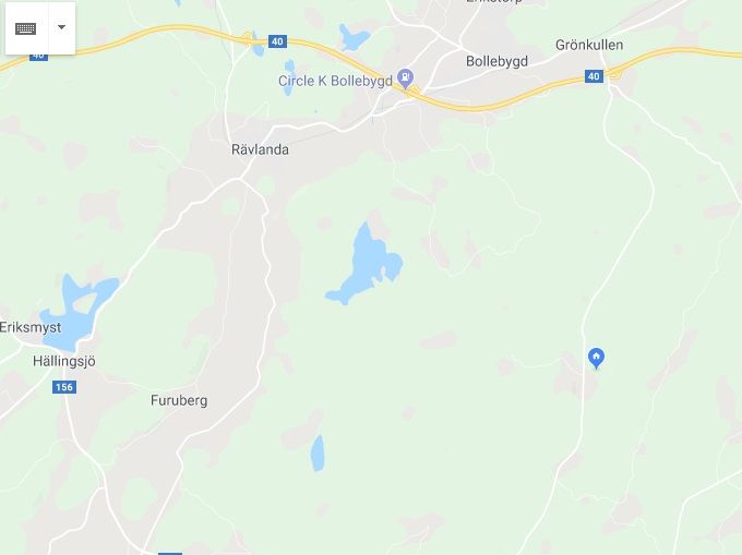 Här finns vi, den lilla blåa pricken i mitten! 😀
Mitt emellan Bollebygd och Hyssna. 50 km från Göteborg. 30 km från Borås.