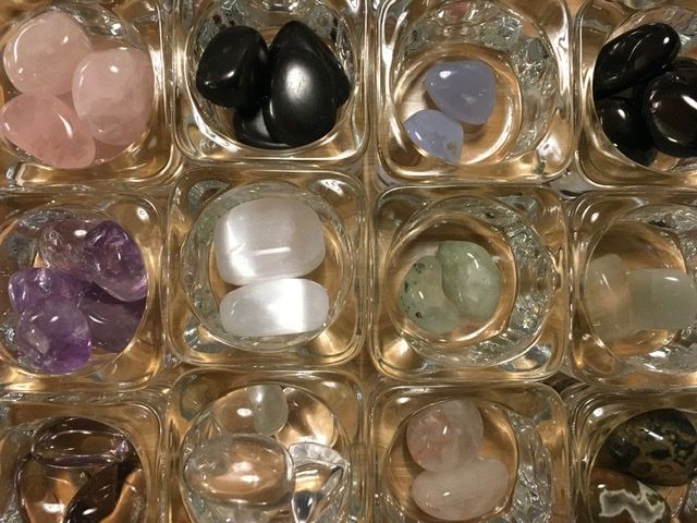 Välkomna att boka tid för att köpa kristaller. Jag hjälper också till med kristallutlägg. Det finns tinkturer, tvålar, ringblomssalva och pekare.