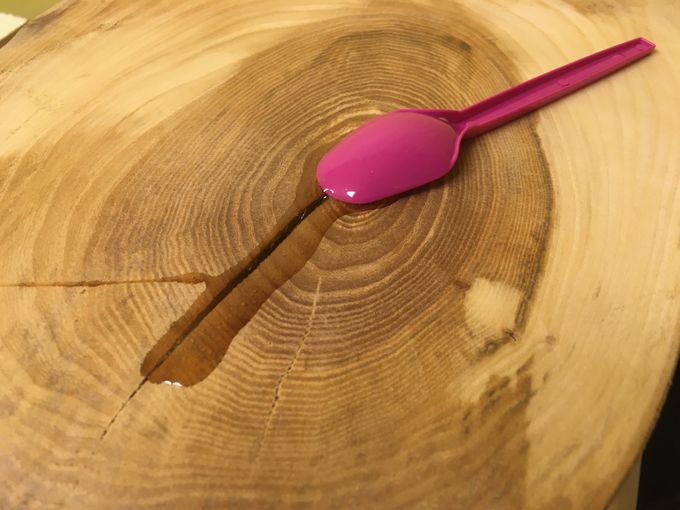 Ena dagen ifyllnad av spricka, två dagar senare kan jag sandpappra det slätt. Sen epoxa hela ytan två gånger, andra sidan ett par gånger där med. Och mellan varje lager ska det torka. Det är inte gjort i en handvändning, om någon trodde det...